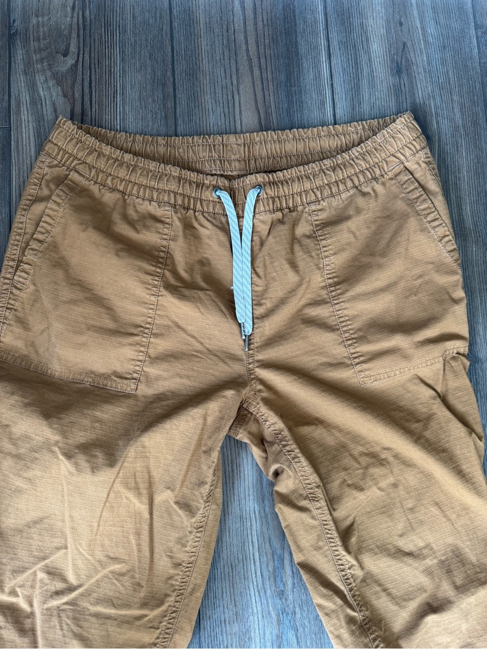 Vuori Cropped Drawstring Ankle Pants in Dark Khaki - Picture 5 of 11